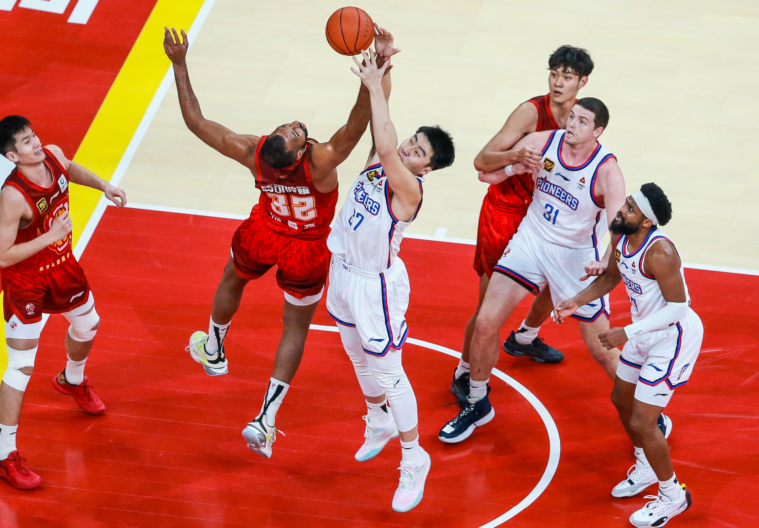 看球赛激情四射，球员实力对抗，现场尖叫