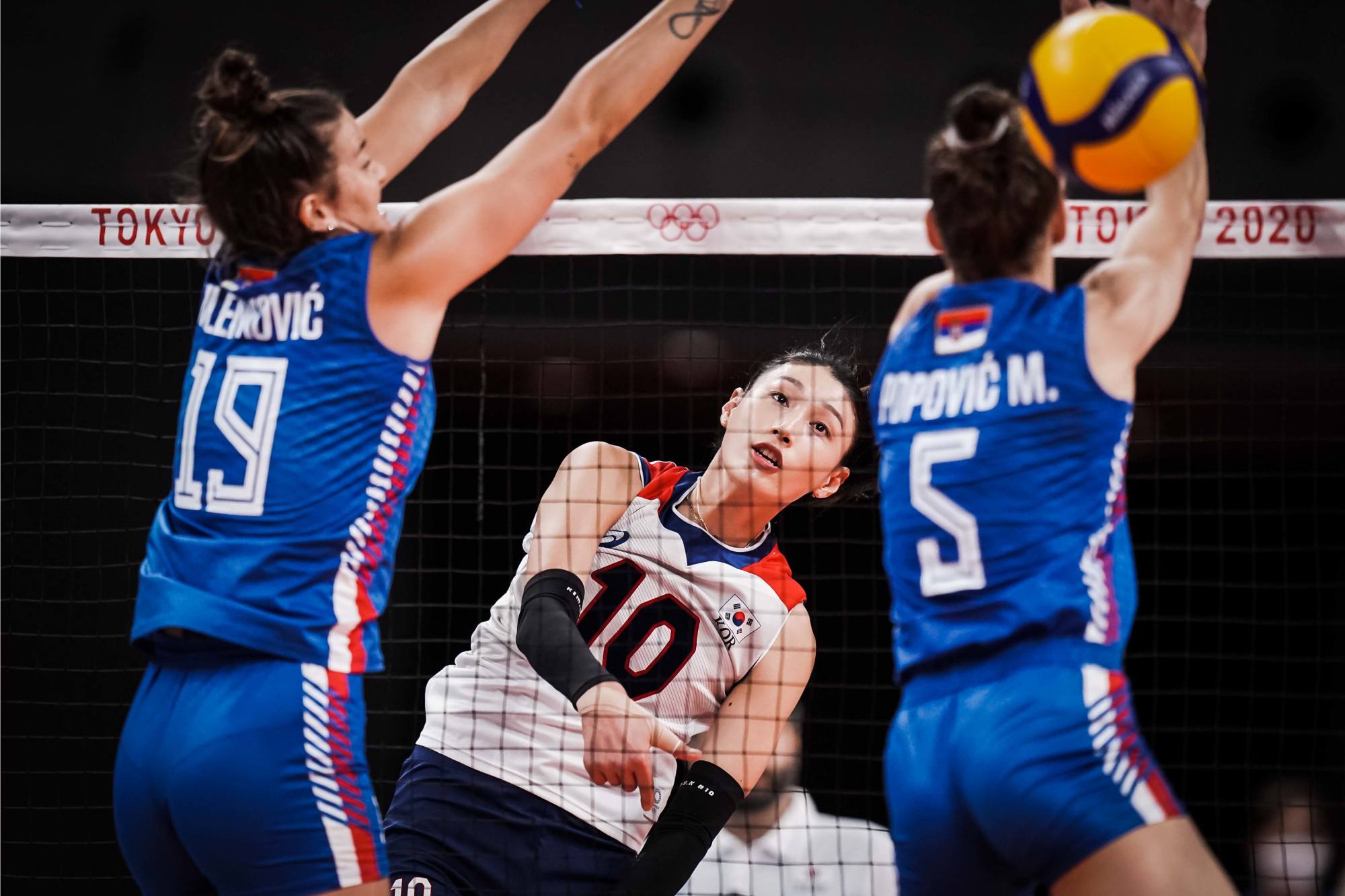 美国女排实力出众，横扫塞尔维亚轻松晋级