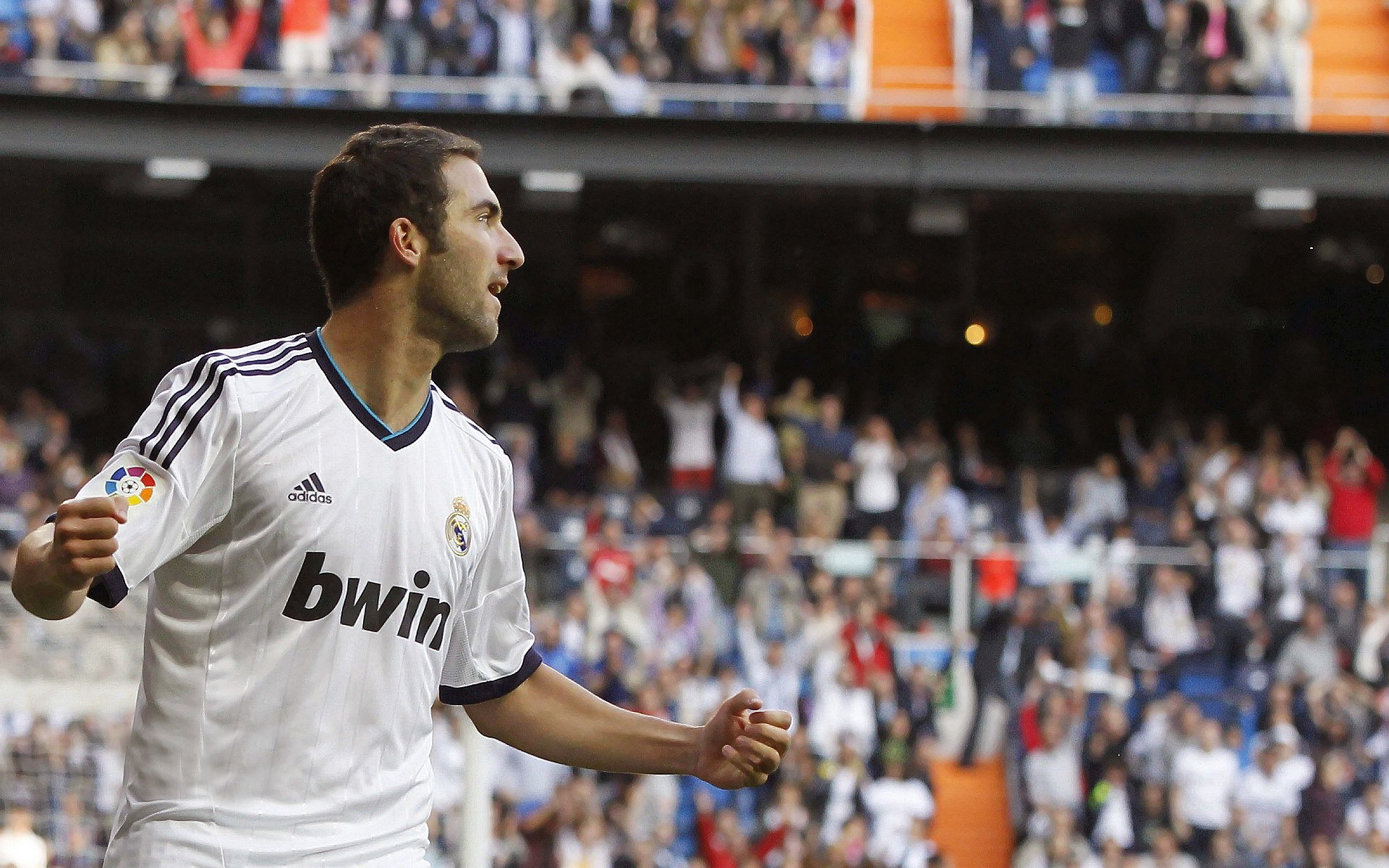 赛道与球场，当F1争冠之夜遇见詹姆斯的统治力