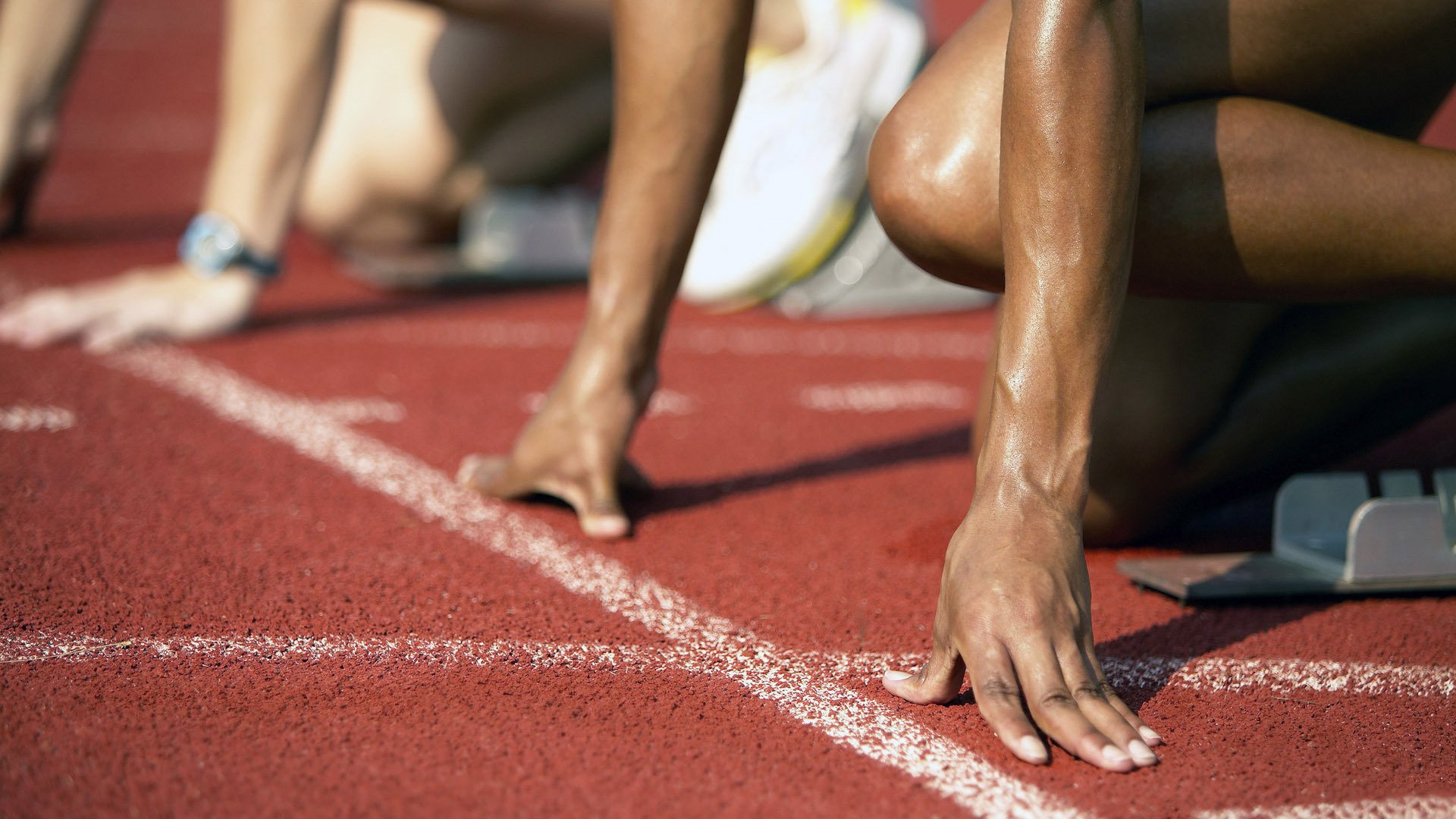 F1街道赛焦点战,从赛道到球场,阿尔及利亚淘汰赛过关安哥拉的启示