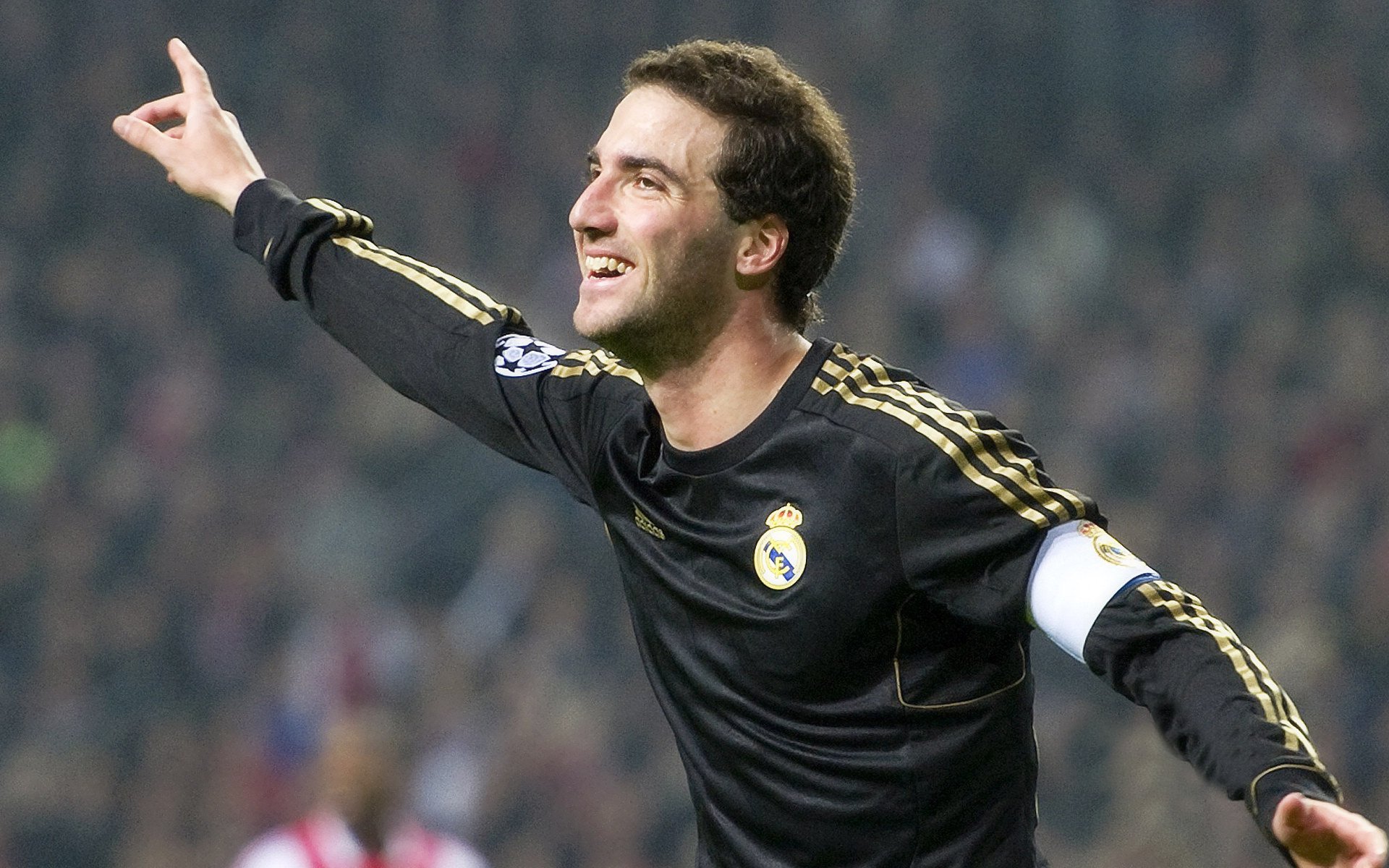 F1街道赛焦点战,从赛道到球场,阿尔及利亚淘汰赛过关安哥拉的启示