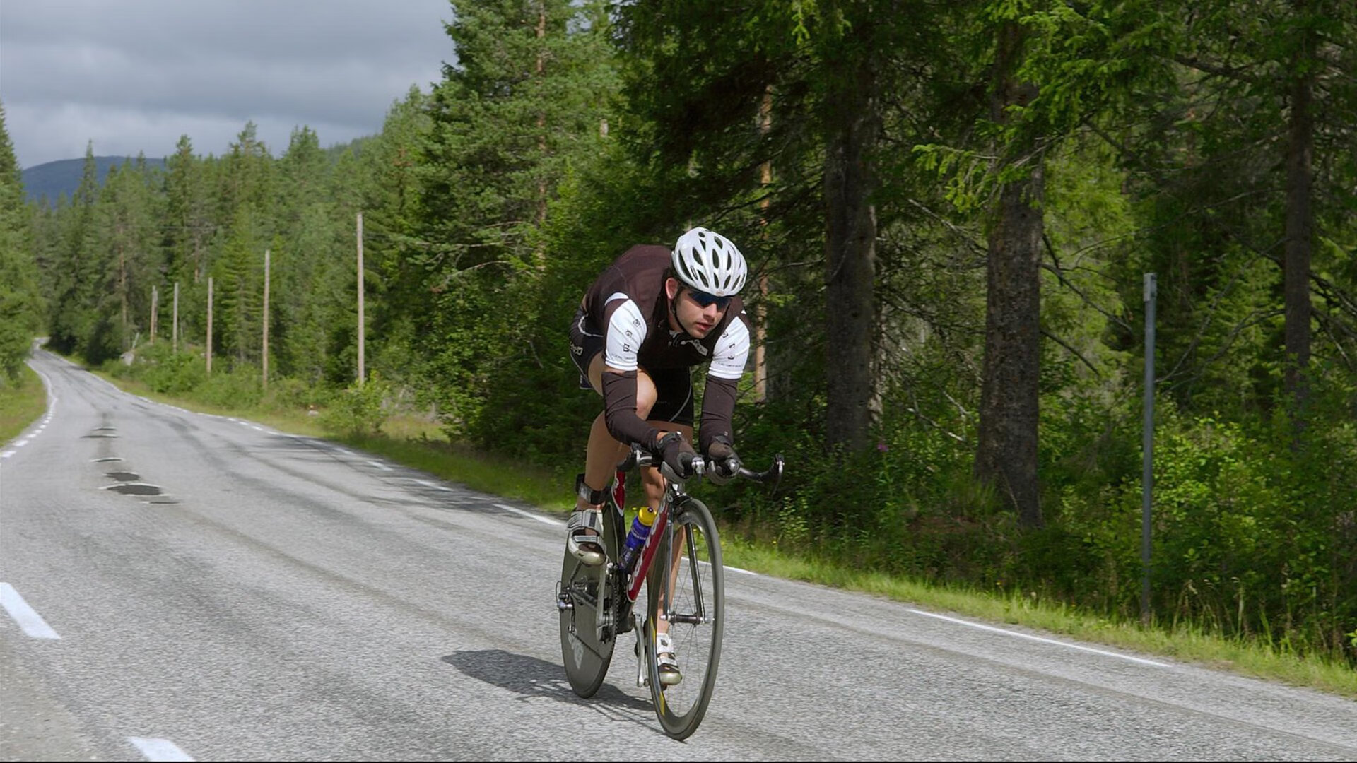 红牛车队横扫红牛二队，拉塞尔点燃赛场，一场技术与勇气的双重胜利